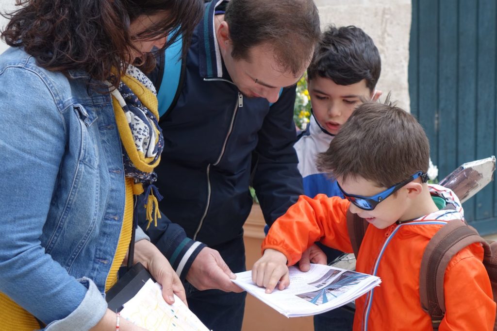 Une famille de joueur à l'escape game d'extérieur